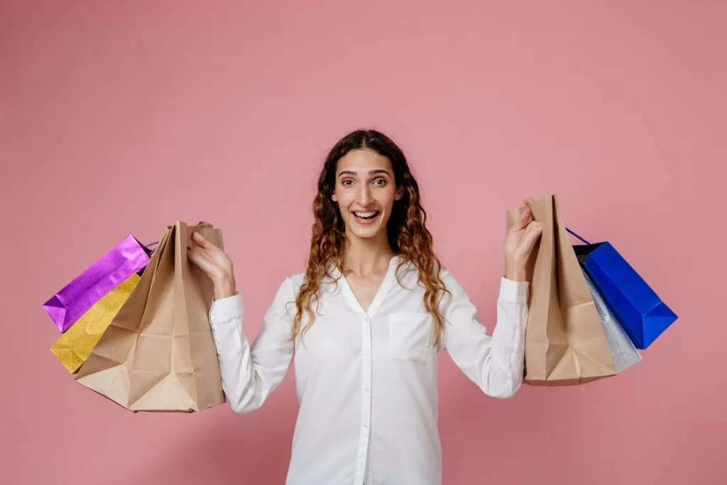 chica comprando en outlet
