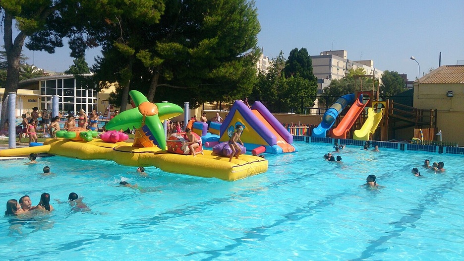 Piscina del Parque del Oeste en Valencia con hinchables y zona infantil durante el verano, una de las mejores piscinas de Valencia Piscina del Parque del Oeste de Valencia con toboganes e hinchables infantiles en verano