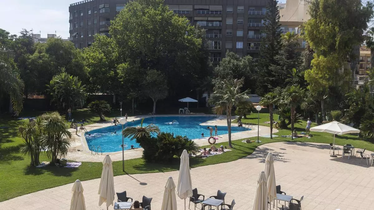 Piscina de La Hípica en Valencia con césped, sombra natural y ambiente familiar, una de las mejores opciones tranquilas del verano Piscina de La Hípica en Valencia, rodeada de árboles y césped, con ambiente tranquilo y zonas de sombra natural