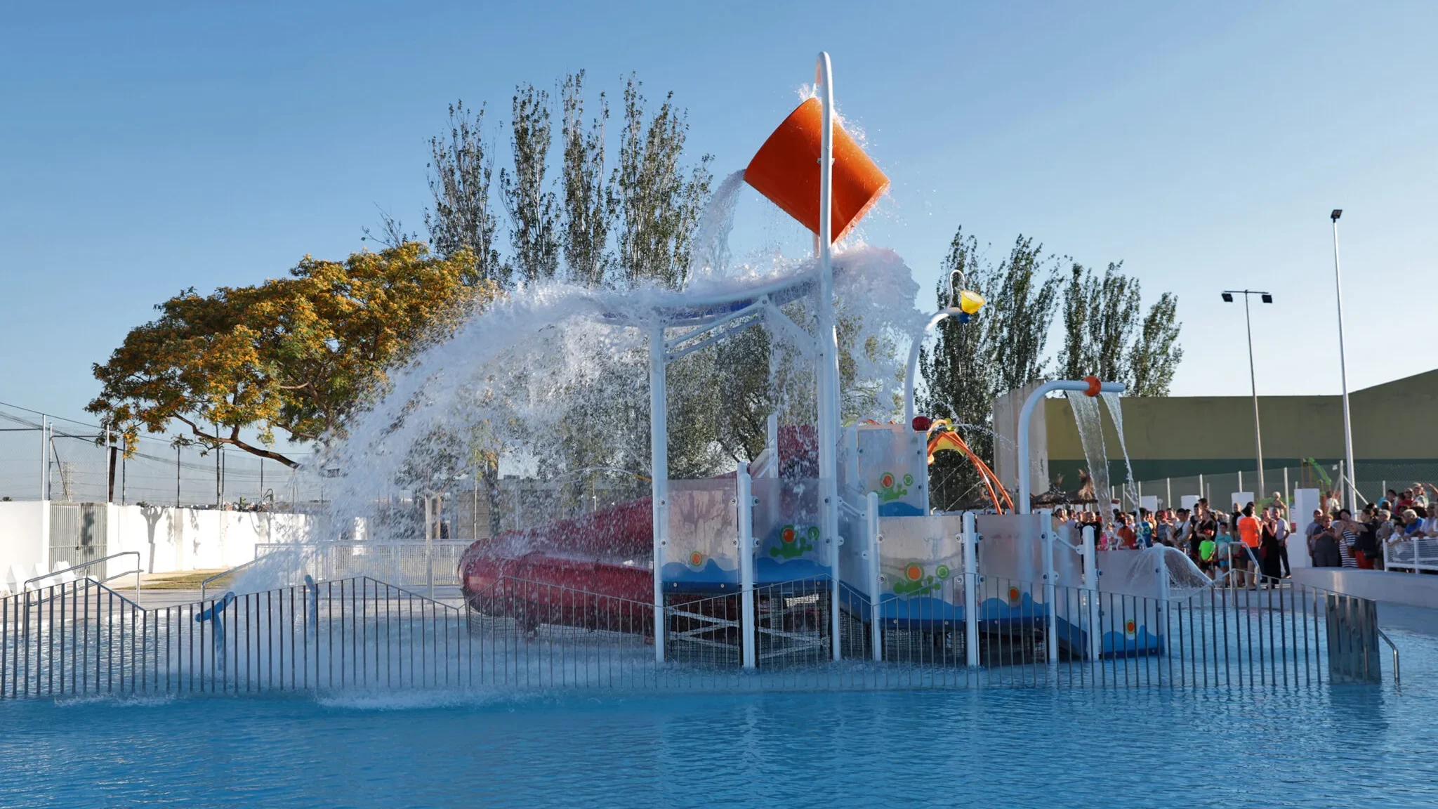 Piscina de Paterna en Valencia con zona splash infantil y cubo de agua, una de las mejores piscinas familiares para el verano Zona infantil de la piscina municipal de Paterna con cubo splash y juegos acuáticos, ideal para niños en verano