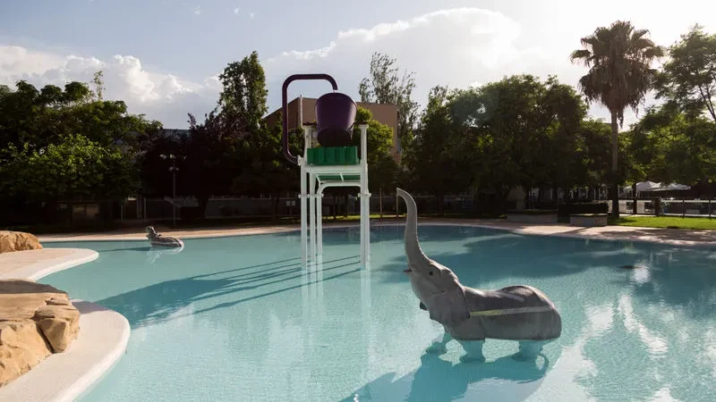 Piscina de Quart de Poblet en Valencia con juegos acuáticos infantiles, una de las mejores piscinas familiares del verano Zona infantil de la piscina municipal de Quart de Poblet con cubo splash, figuras de animales y agua poco profunda.